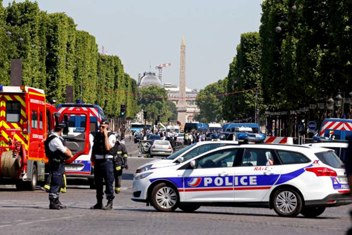 Veículo bate em furgão da polícia na Champs-Élysées em Paris