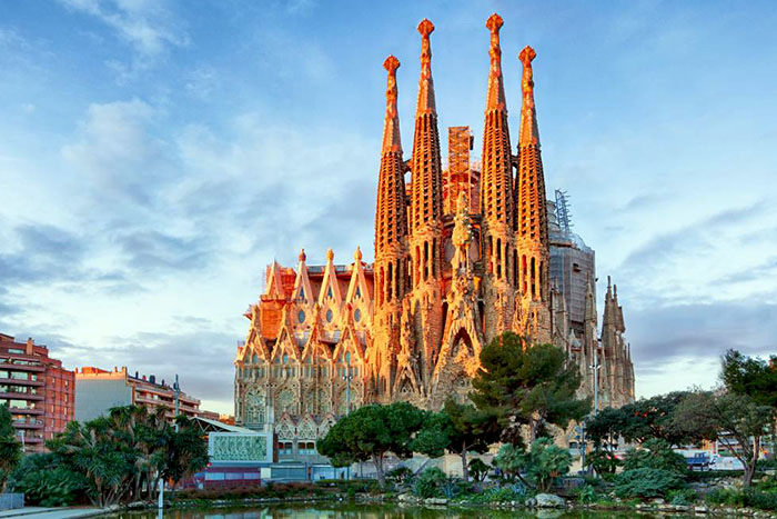 Terroristas pretendiam detonar bomba na Sagrada Família