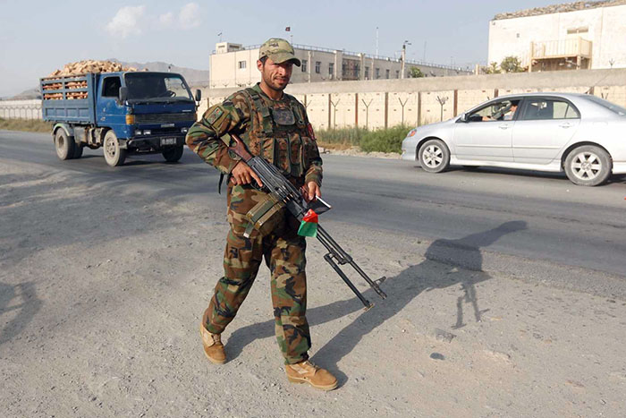 Talibã mata cinco e fere 25 em atentado no Afeganistão