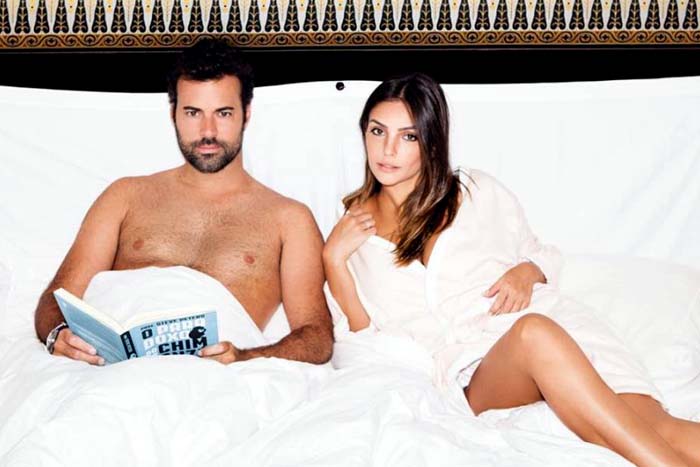 Carol Celico, ex-Kaká, faz pose com o namorado na cama