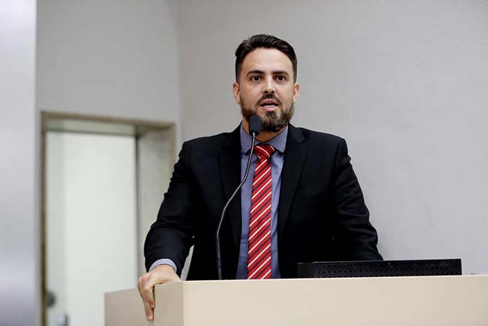 Léo Moraes quer cobertura em quadra poliesportiva do Aponiã