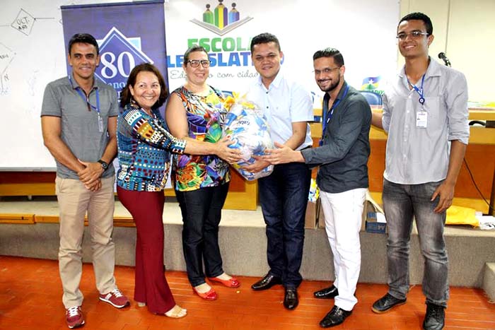 Escola do Legislativo realiza entrega de leite a instituições de Porto Velho