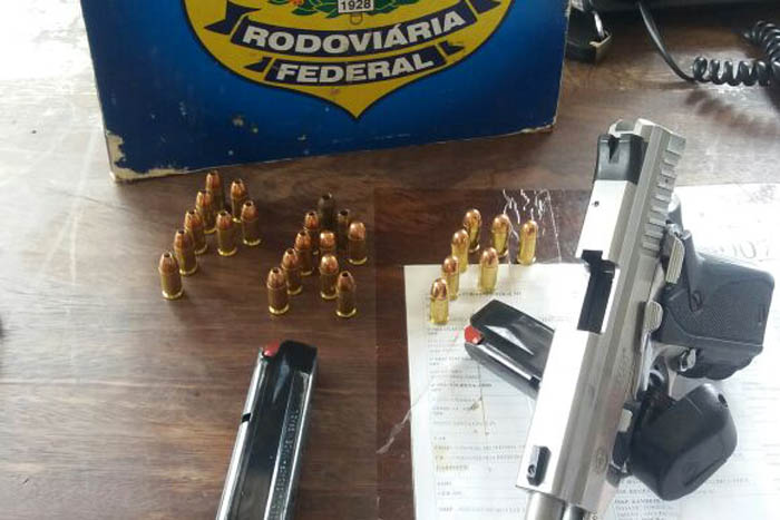 PRF apreende homem com porte ilegal de arma em Porto Velho