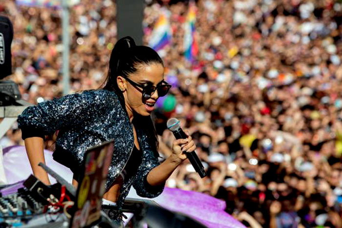 Anitta cantou só quatro músicas e sumiu da Parada LGBT