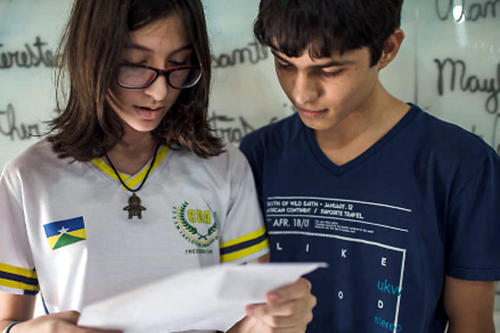 Jovem de Rondônia é destaque na Folha ao conquistar prêmio e ajudar crianças a escrever cartas em inglês