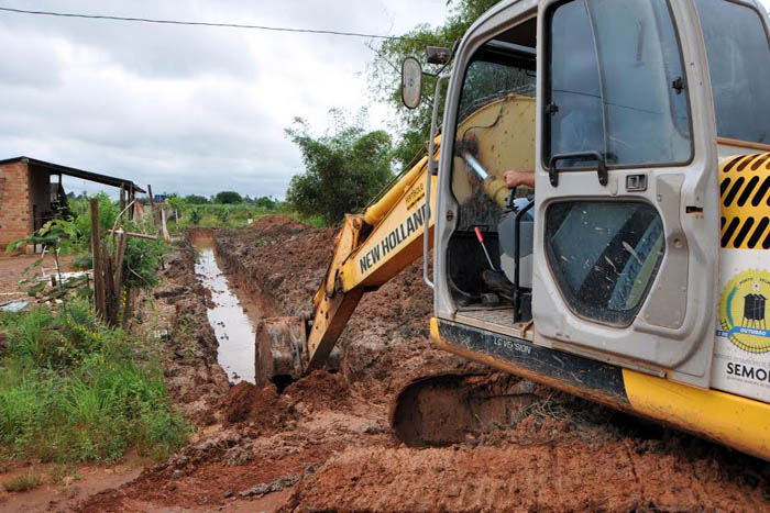 CHACAREIROS - Prefeitura atende solicitação e inicia obra de drenagem