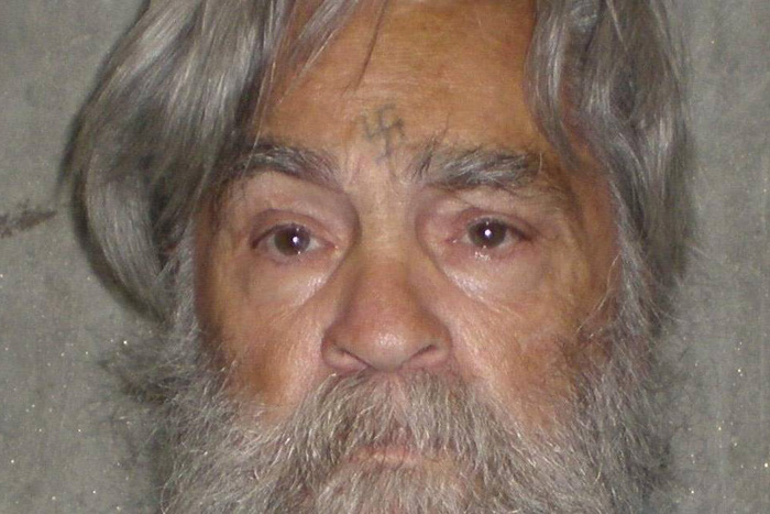 Assassino Charles Manson morre aos 83 anos nos EUA