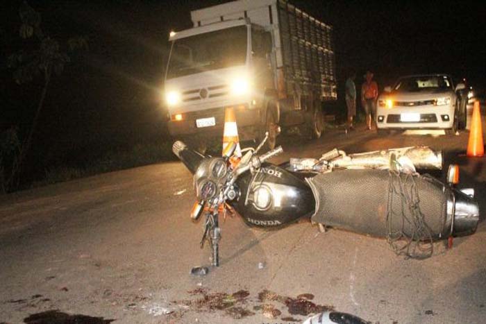 Acidente entre moto e caminhão deixa duas vítimas gravemente feridas