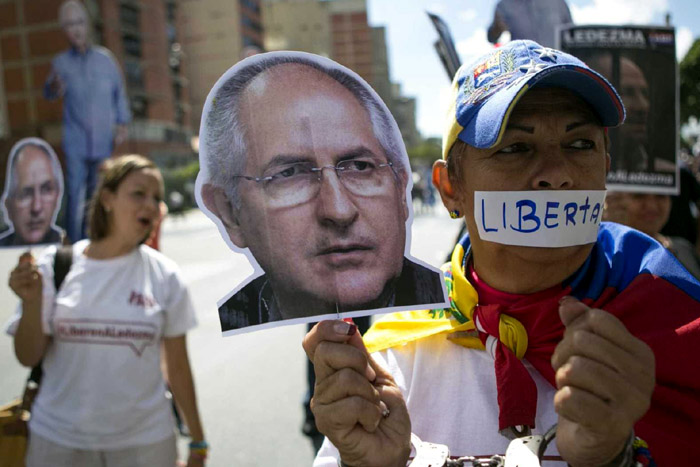 Opositor venezuelano Antonio Ledezma foge para a Colômbia