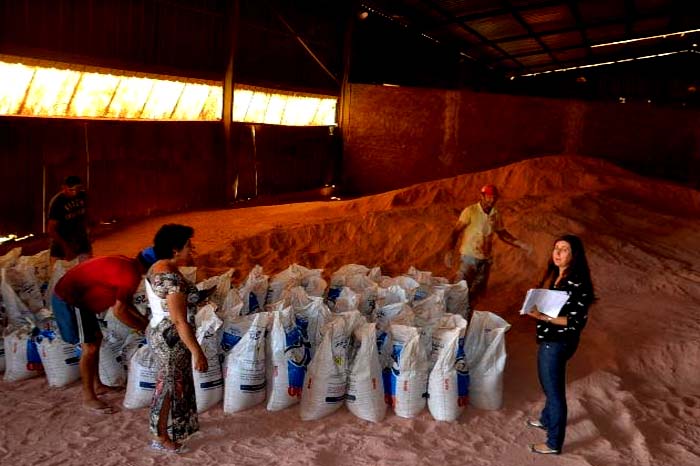 Secretária de Governo acompanha distribuição de calcário aos produtores rurais