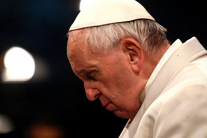 Papa se diz 'envergonhado' por escândalos na Igreja