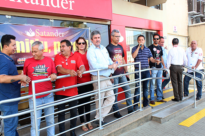 Bancários em Rondônia protestam contra a demissão de mais dois funcionários do Santander