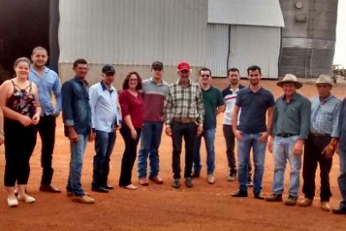 Produtores participam de caravana para conhecer granja suína em São Miguel do Guaporé 