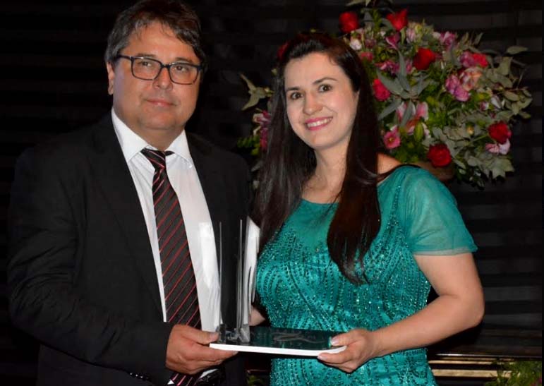 Prefeita de Vilhena recebe troféu em premiação de destaque do ano