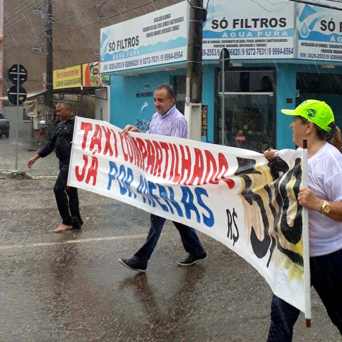 Debaixo de chuva torrencial, deputado Hermínio Coelho lidera movimento a favor do Táxi Compartilhado
