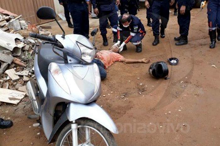 Assaltante é baleado após roubar moto de mulher na capital