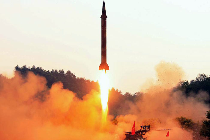 Coreia do Norte lança mísseis em direção ao Mar do Japão