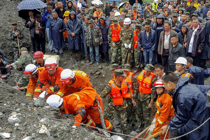 Deslizamento de terra soterra centenas de pessoas na China