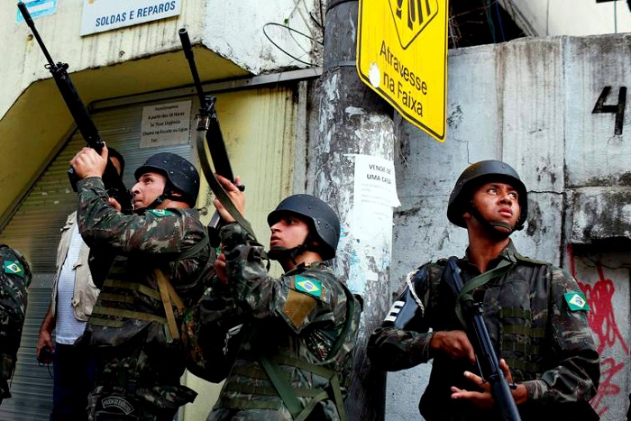 Ministro da Defesa diz que Exército na favela é ‘jogar dinheiro fora’