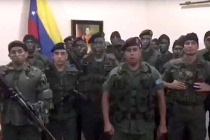 Grupo de militares se rebela contra Maduro