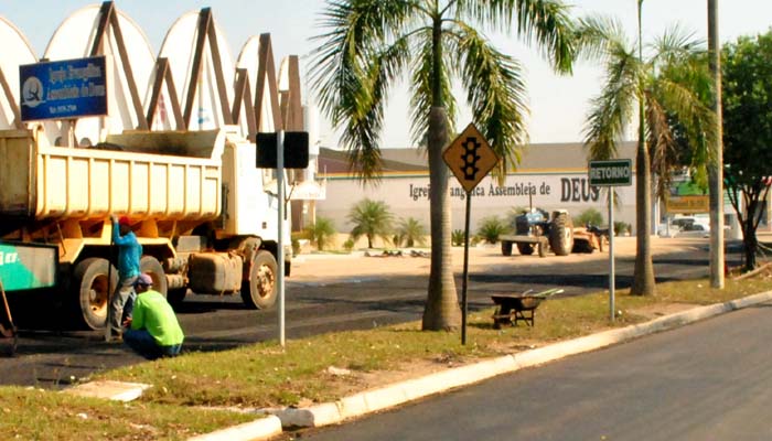Obras de pavimentação asfáltica começam a ser feitas na Avenida Candeias