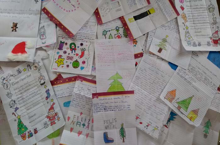 Mais de 700 cartas com pedidos de Natal estão disponíveis para adoção nos Correios 