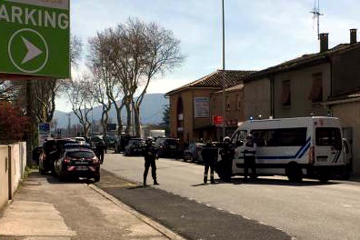 Homem invade supermercado na França e deixa um morto