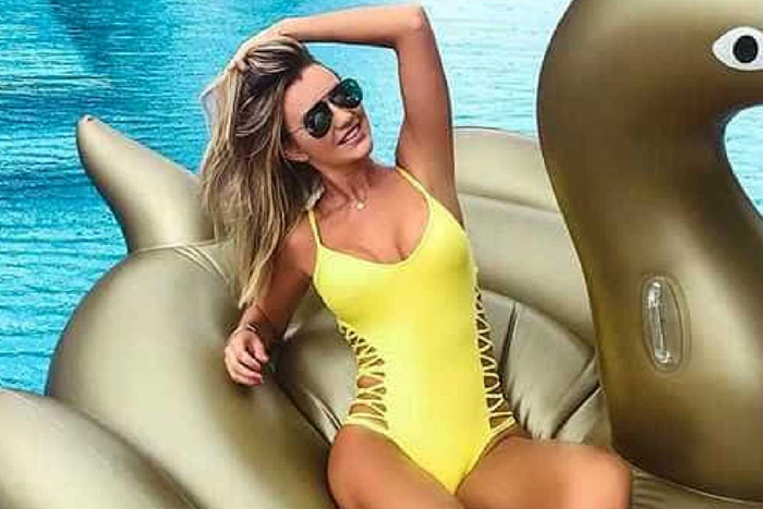 Ana Paula Siebert Posa Exibindo Corpa O Na Piscina Rond Nia Din Mica