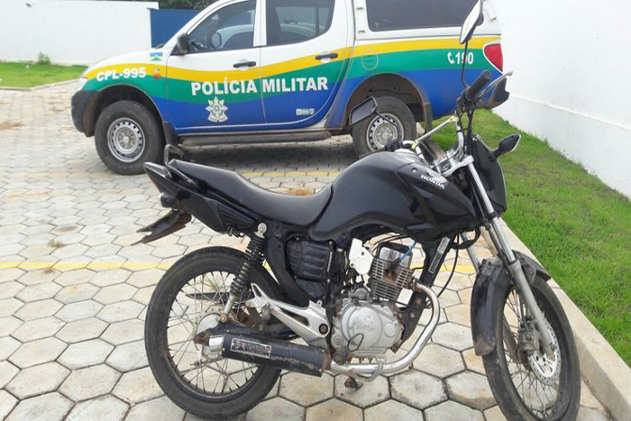 JARU- Durante fuga, suspeitos abandonam moto roubada e fogem pulando no Rio