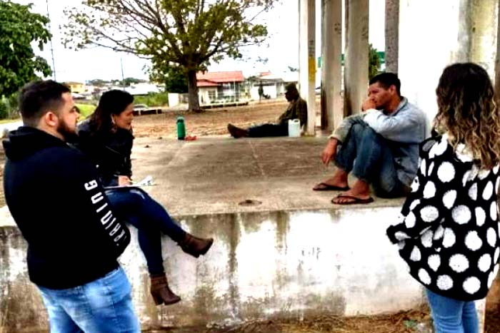 Profissionais entrevistam moradores de rua e preparam projeto de inclusão social