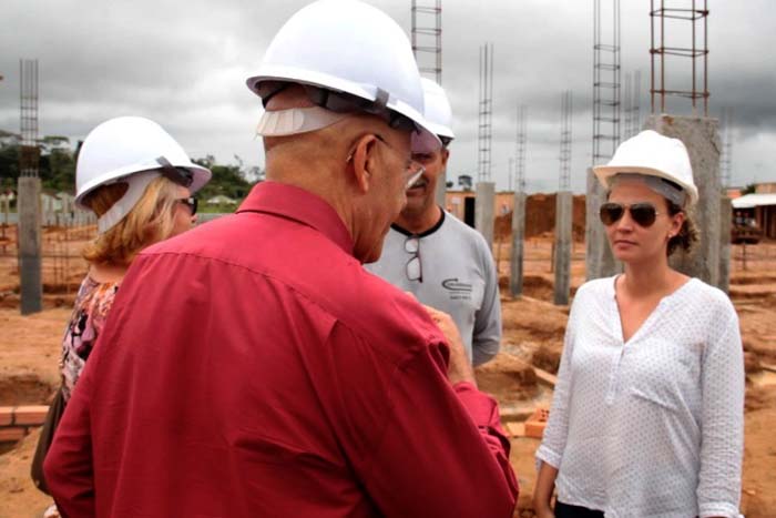 Governador Confúcio Moura visita obra de hospital em Seringueiras e