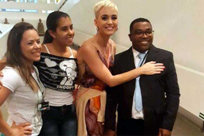 Katy Perry visita MAC e Museu Afro-Brasil – e distribui ingressos