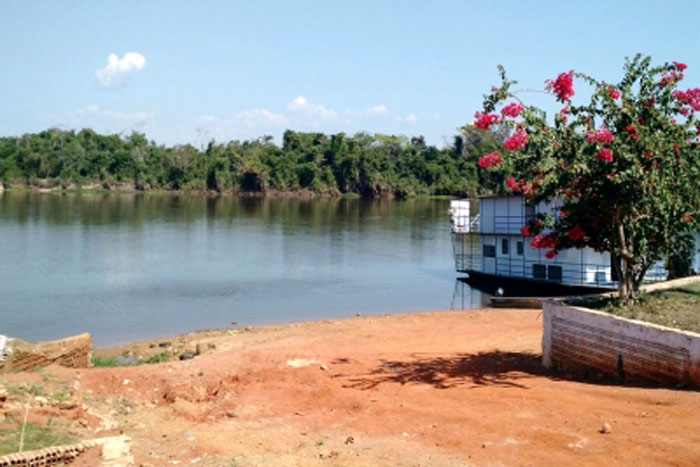 Garotinho de 3 anos cai de barco e desaparece no rio Guaporé