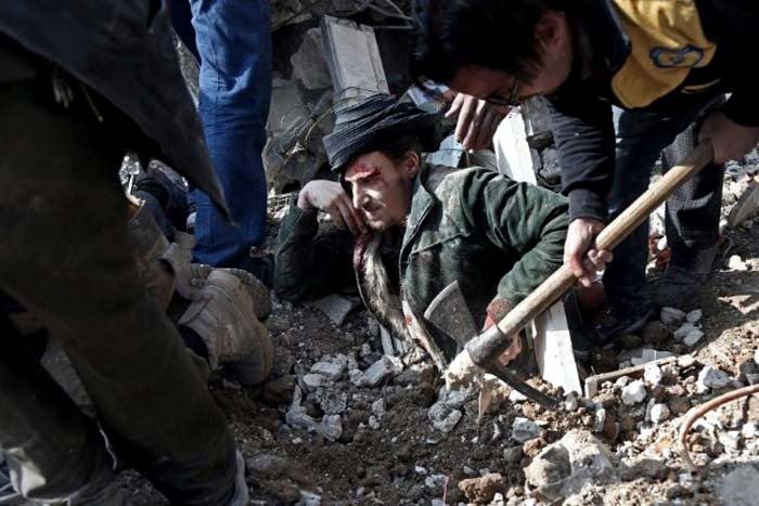 Ataques aéreos e de artilharia perto de Damasco deixam mais de 40 mortos