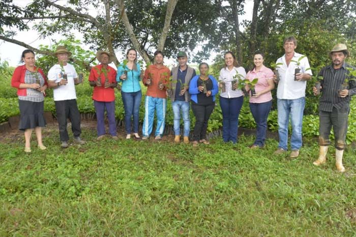 Prefeitura entrega mudas de café a produtores rurais da APROCIS 