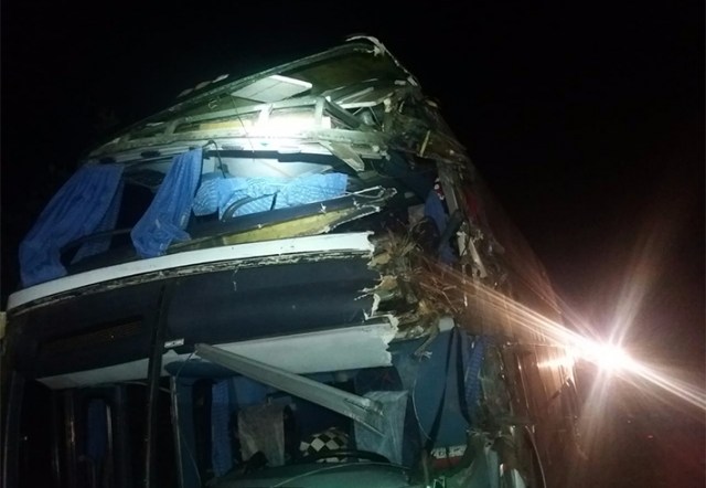 Passageira morre após colisão de ônibus com caminhão boiadeiro na BR-364