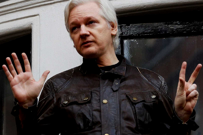 Equador ameaça tirar Julian Assange de embaixada em Londres