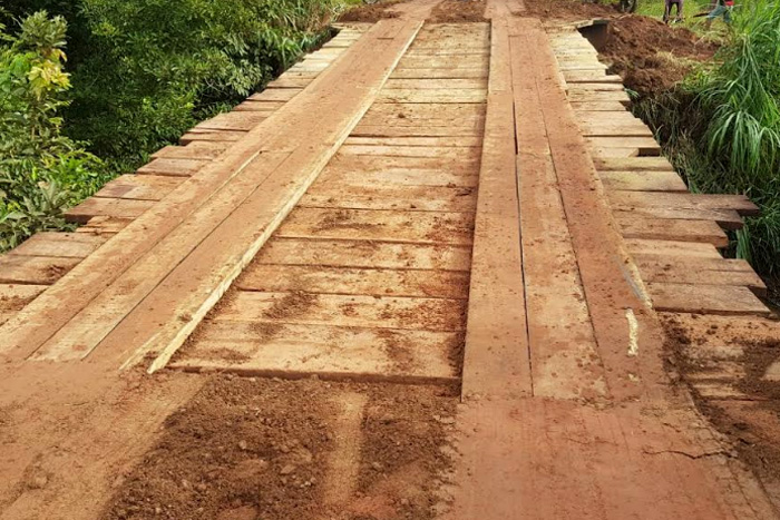 SEMOSP atende pedido do vereador e reconstrói ponte de madeira na linha 192 Norte