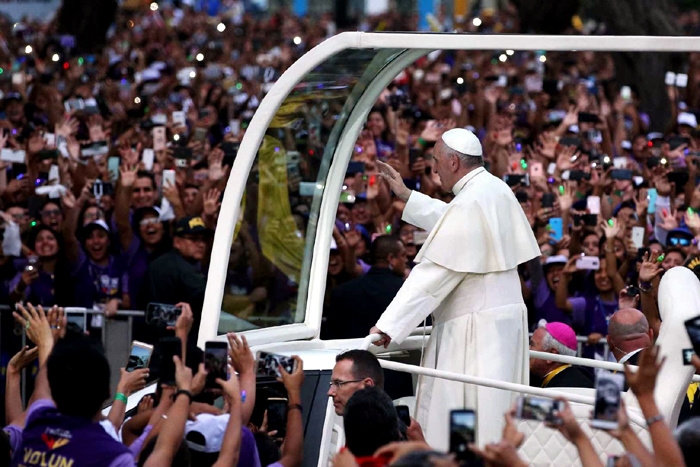 Papa Francisco é recebido por multidão em Lima