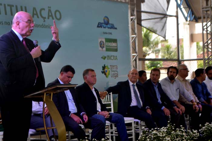 Regularização fundiária pacifica o campo, diz Confúcio Moura ao entregar títulos rurais definitivos em Porto Velho