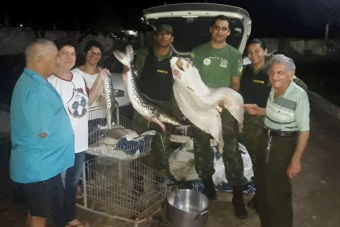 Pol Cia Ambiental Apreende Aproximadamente Duzentos Quilos De Peixe