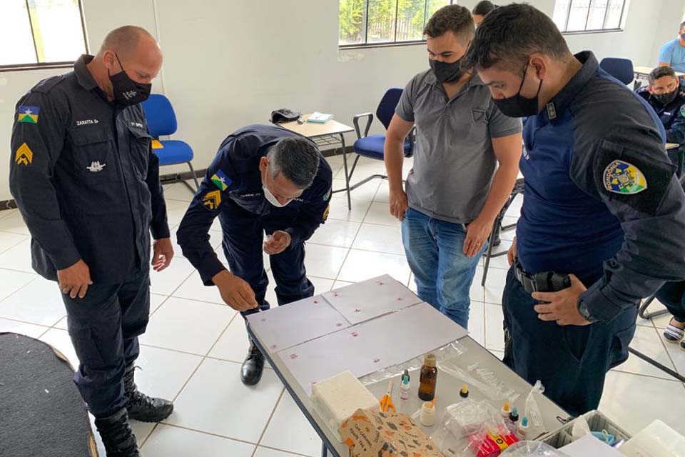 Policiais militares participam de curso para identificar drogas apreendidas e combater tráfico