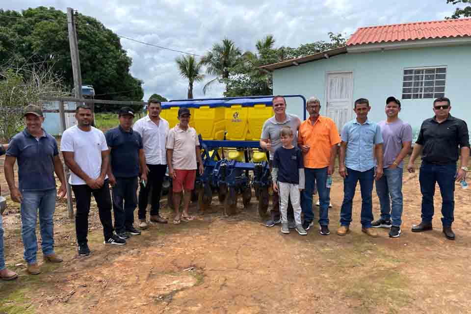 Deputado Alan Queiroz entrega maquinários agrícolas para produtores rurais do município de Ouro Preto