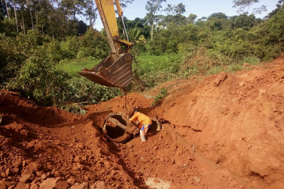 Período chuvoso não interrompe continuidade dos trabalhos executados em estradas e rodovias de Rondônia