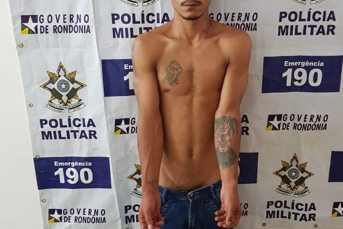 Jovem com tatuagem de palhaço atirar em PM e acaba preso