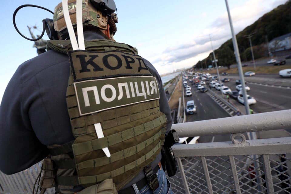 Homem ameaça explodir ponte e escritórios do governo  em Kiev