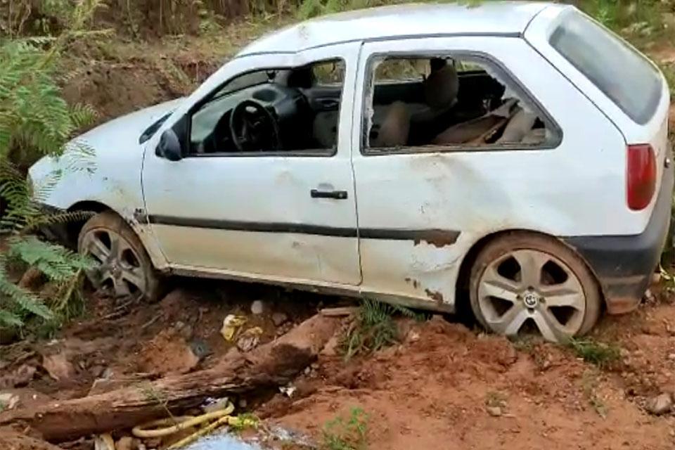 Suspeito é preso após carro com mais de 7 kg de maconha capotar