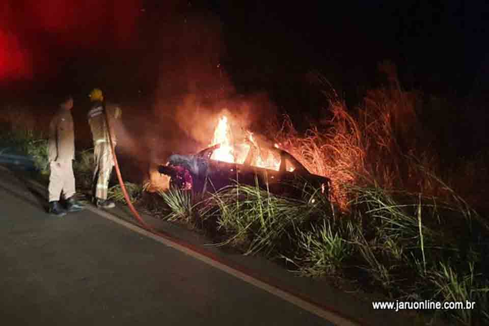 Veículo é totalmente destruído por incêndio; Condutor ainda não foi identificado