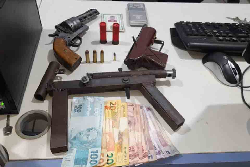 Trio é preso com três armas em terreno na zona leste