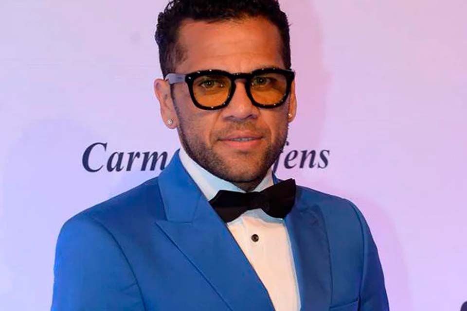 Daniel Alves muda depoimento em caso de abuso sexual após hospital apresentar provas contra o atleta